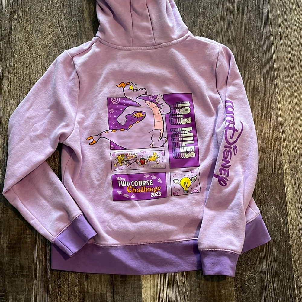 2023 RunDisney Wine and Dine challenge women’s sweatshirt, size L